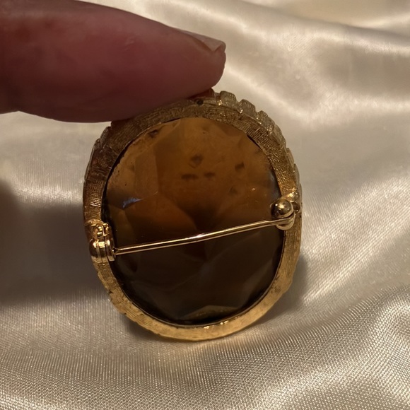Vintage Brown Stone Gold Toned casing Broach. Large Stone is clear. No scratches - Picture 4 of 6